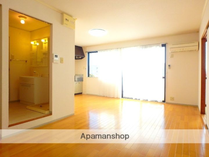 京都府八幡市男山金振の賃貸アパートの居間