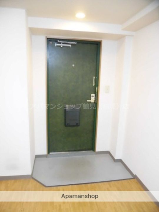 フローラ鶴見の玄関