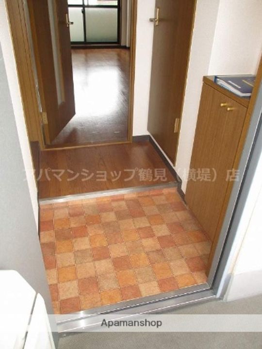 ハイツ・グランマークの玄関