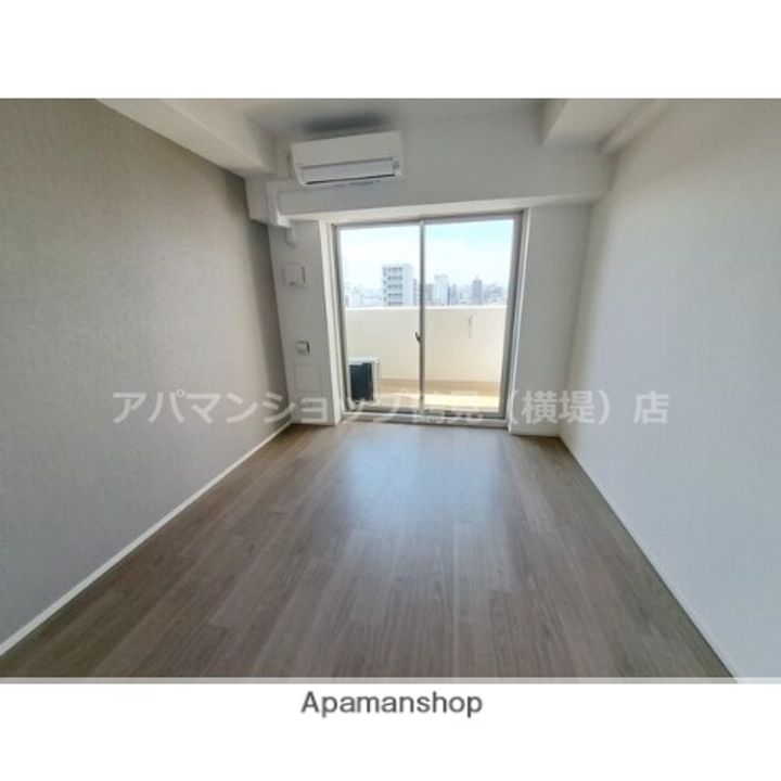 グランカーサ高井田の居間