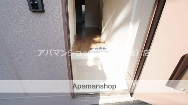 大阪府東大阪市新庄1丁目の賃貸マンションの玄関