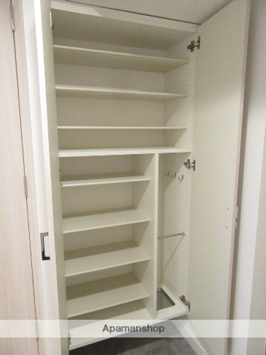 コンフォリア・リヴ新大阪WEST1305の玄関