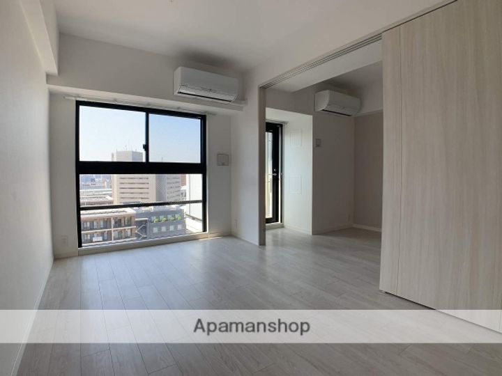 コンフォリア・リヴ新大阪WEST1305の居間