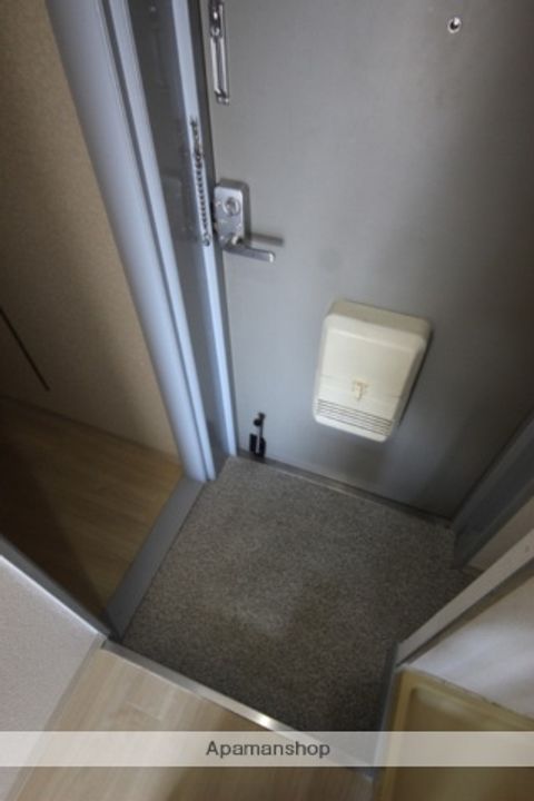 兵庫県川西市栄根1丁目の賃貸マンションの玄関