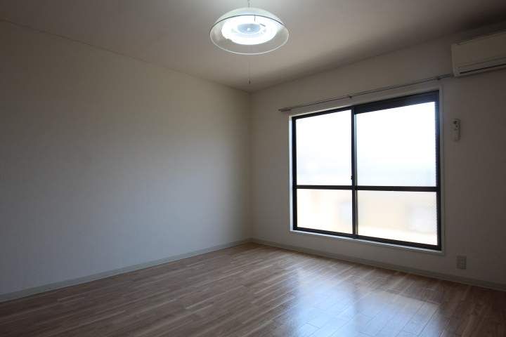 メゾン ジョイ203号室の居間