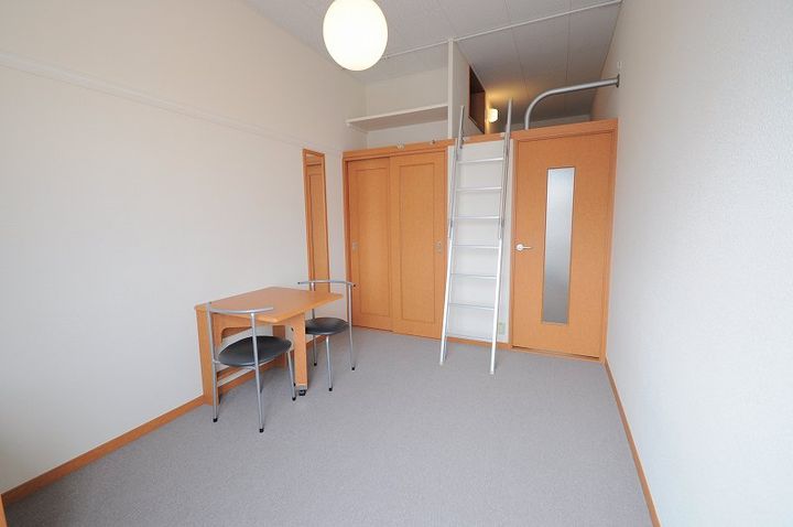 レオパレス日向の居間