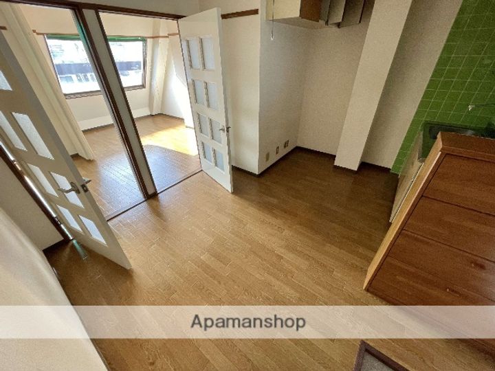 日進ビルの居間