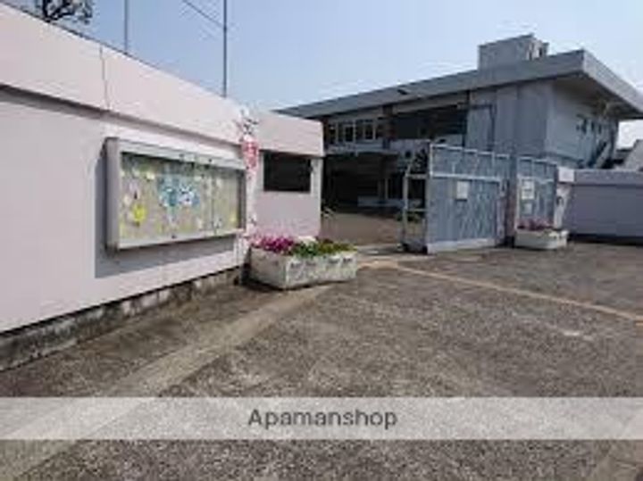 ラ イーストの周辺