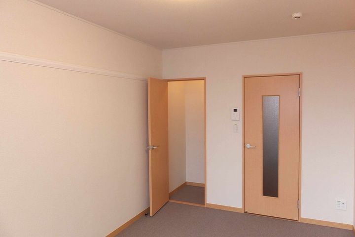レオパレスメゾン ド 玉川Ⅱ301の居間
