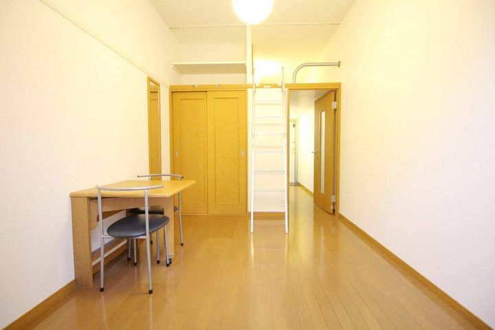 レオパレスCOMFORTひらのIの居間