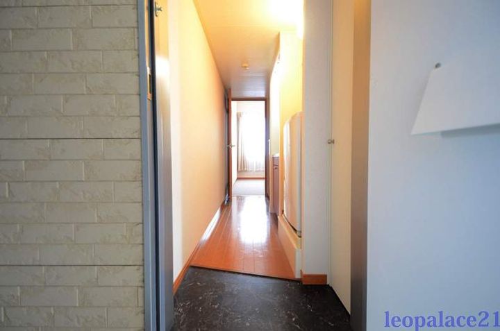 レオパレスCOMFORTひらのIの玄関