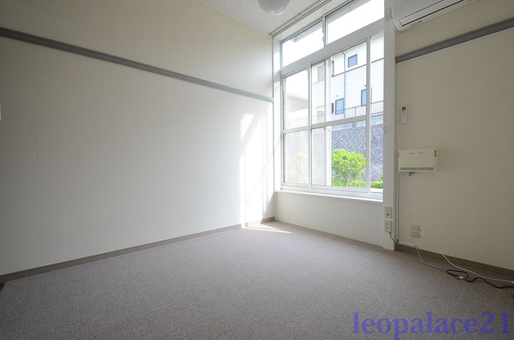 レオパレスETERNALの居間