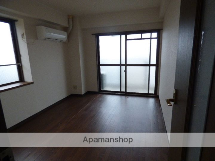 ファミーユ今里305の居間