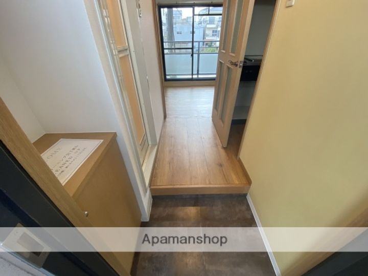 メゾンアラモード405の玄関