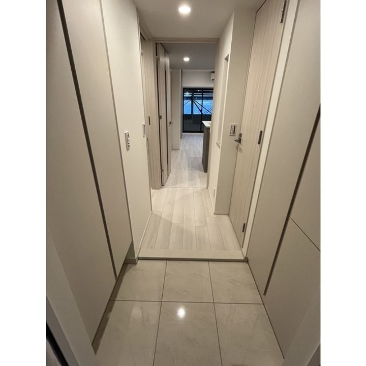 コンフォリア・リヴ北浜淡路町0802の玄関