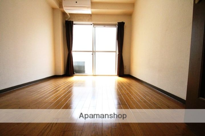 シロハイヌ新大阪の居間