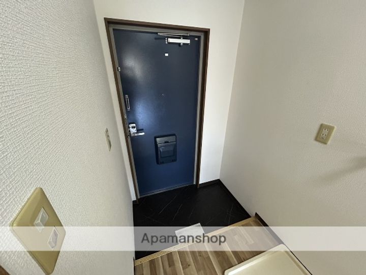 大阪府豊中市服部西町3丁目の賃貸マンションの玄関