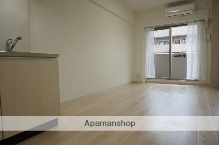 大阪府豊中市服部西町1丁目の賃貸マンションの居間