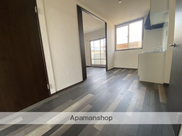 新栄プロパティー島泉Ⅱ A棟の居間