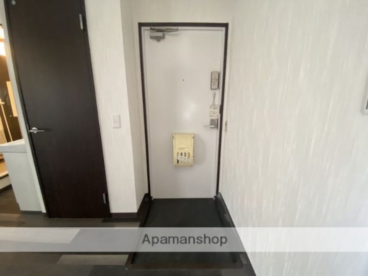 新栄プロパティー島泉Ⅱ A棟の玄関