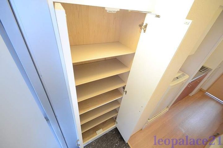 レオパレス愛の玄関