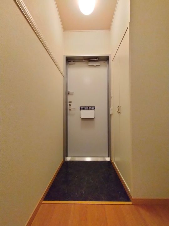 レオパレス太子堂の玄関