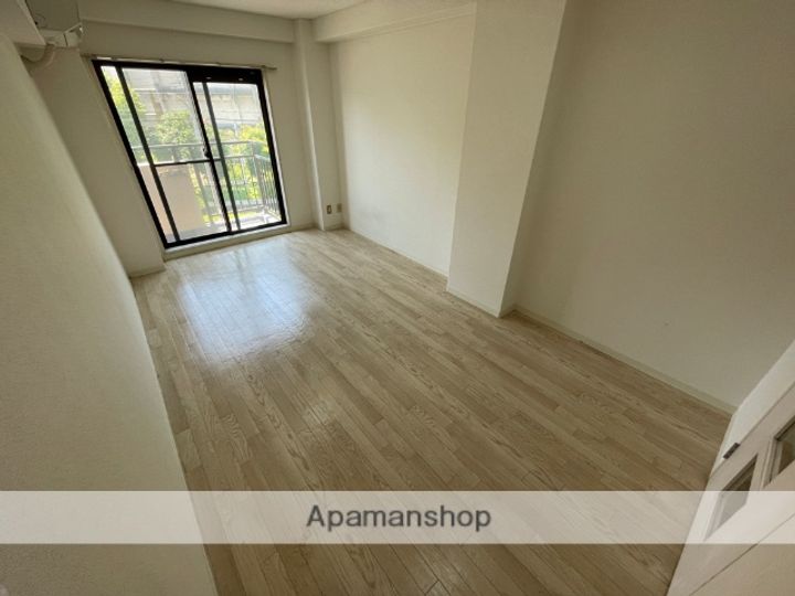 兵庫県西宮市上田中町の賃貸マンションの居間