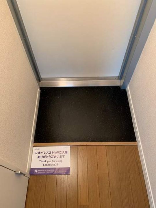 レオパレスアークの玄関
