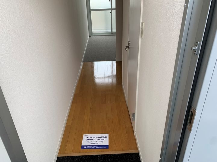 レオパレスTSUKIJIの玄関