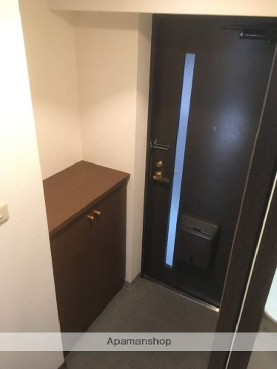 兵庫県西宮市殿山町の賃貸マンションの玄関