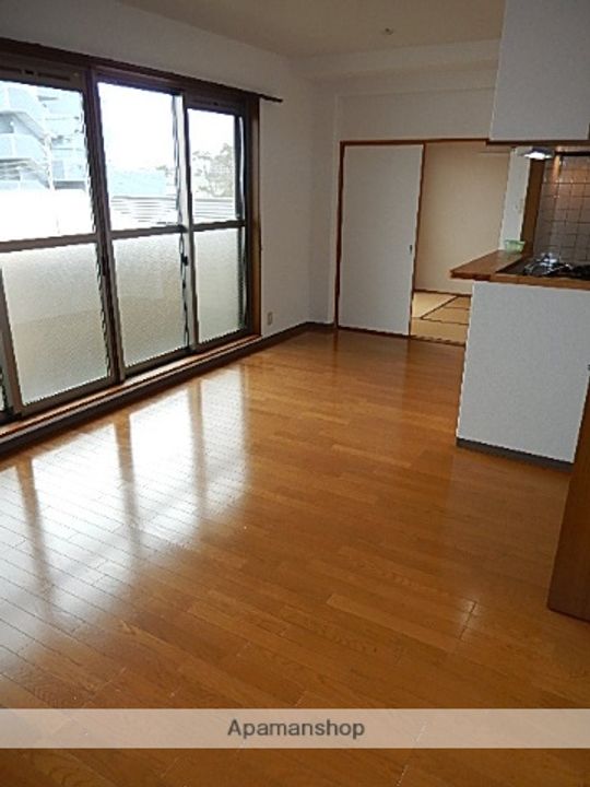 兵庫県西宮市柳本町の賃貸マンションの居間