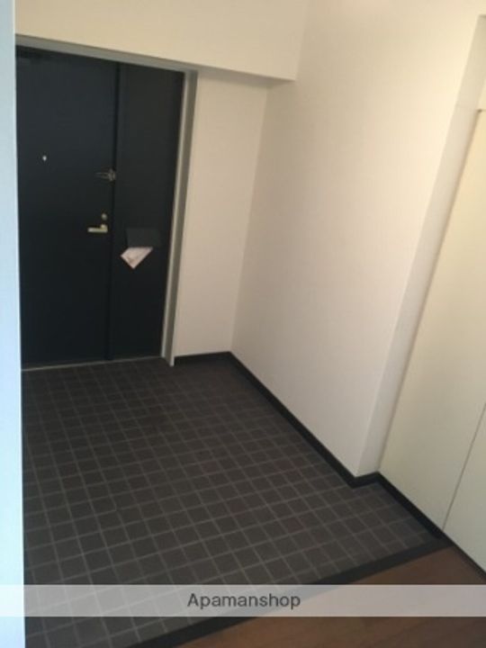 白鷹松下町マンションの玄関