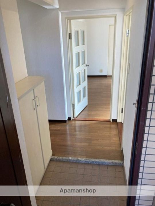 兵庫県西宮市西田町の賃貸マンションの玄関