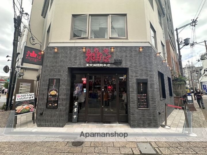 イー・ウエストの周辺