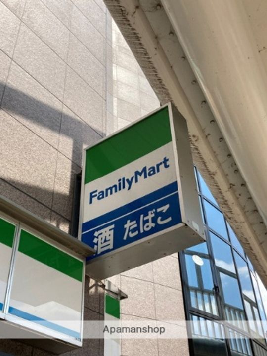 イー・ウエストの周辺