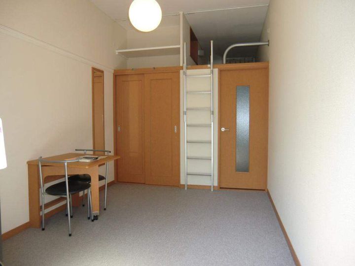 レオパレス上坂部の居間