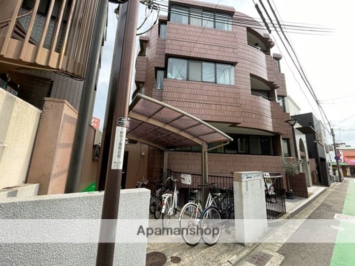 ドール甲子園301の外観