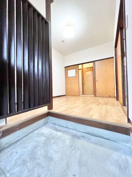 西中コーポ西102の玄関