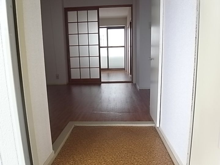 メゾン立花102の玄関