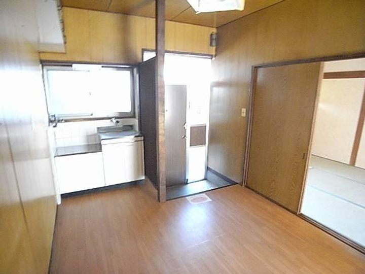 西中コーポ東203の玄関