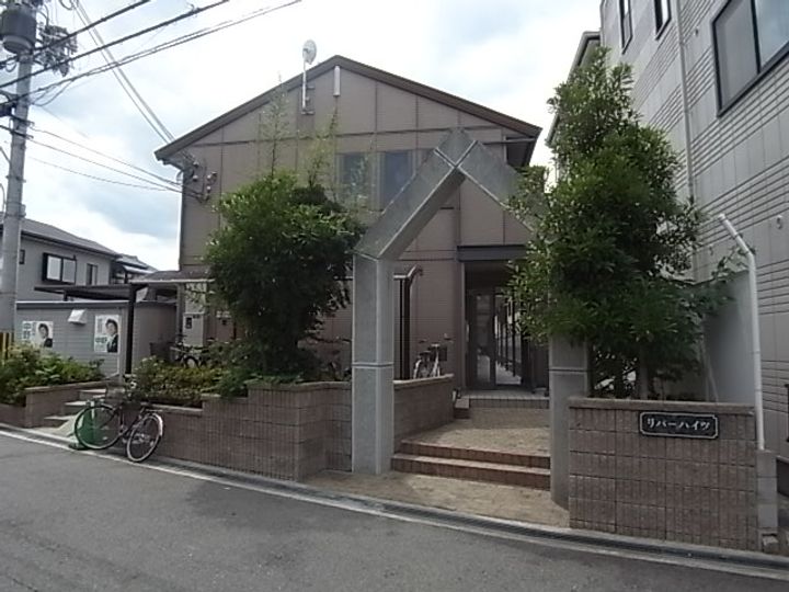 リバーハイツ B棟の外観