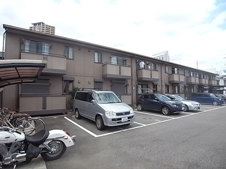 リバーハイツ B棟の外観
