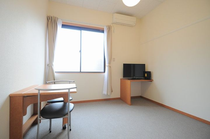 レオパレスエスポア六番町205の居間