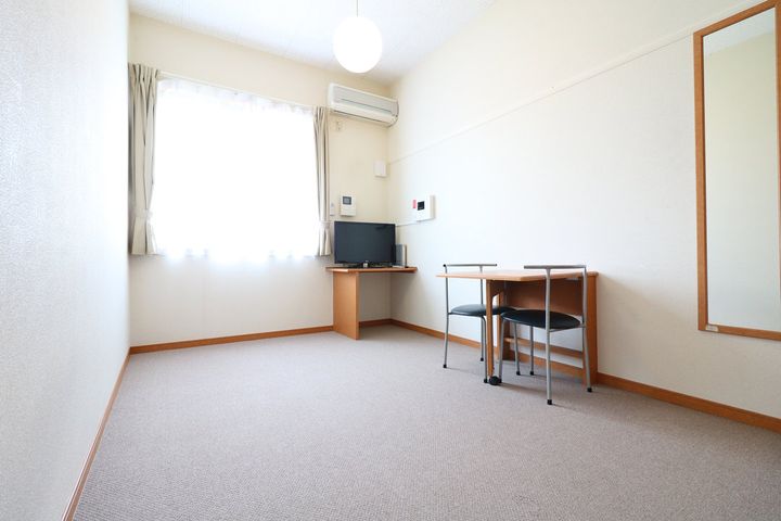 レオパレス西丸山203の居間
