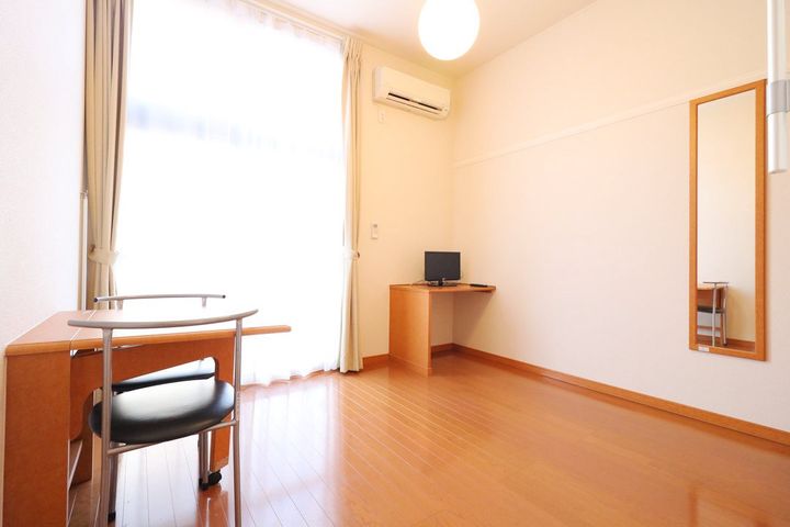 レオパレス灘北106の居間