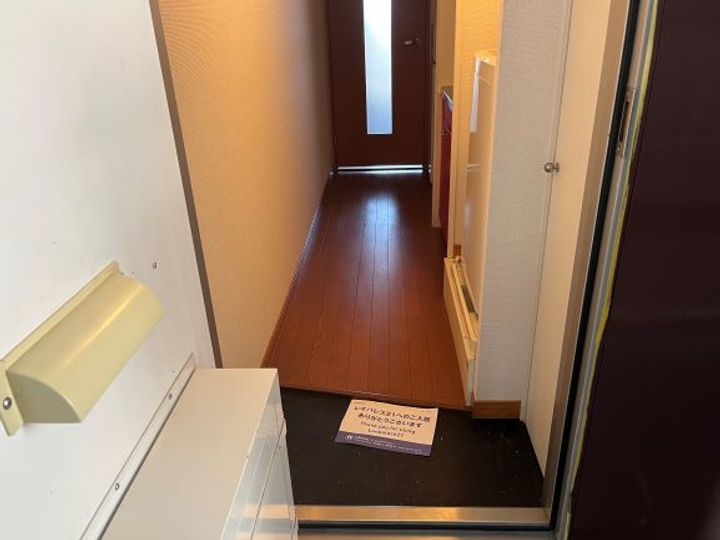 レオパレスマヤコート102の玄関