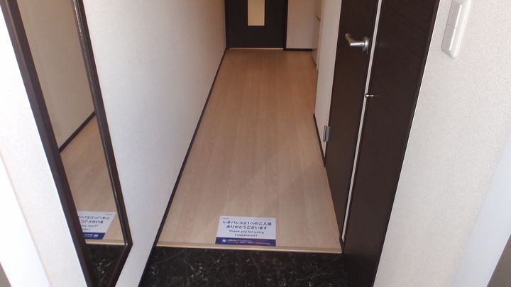 クレイノ長田天神101の玄関