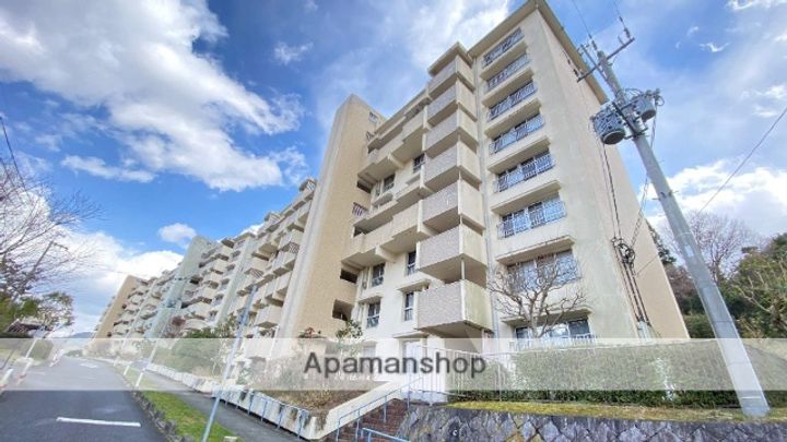 花山東18号棟の外観