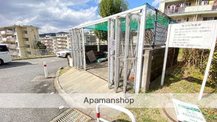 花山東18号棟の外観