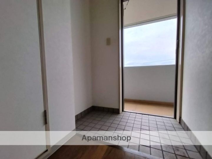 兵庫県小野市王子町の賃貸マンションの玄関